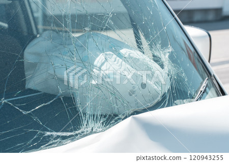 交通事故中汽車擋風玻璃破碎，安全氣囊展開 120943255