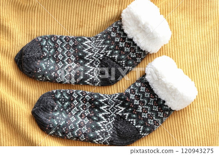 Fluffy socks to prevent cold: Nordic-patterned room socks 120943275