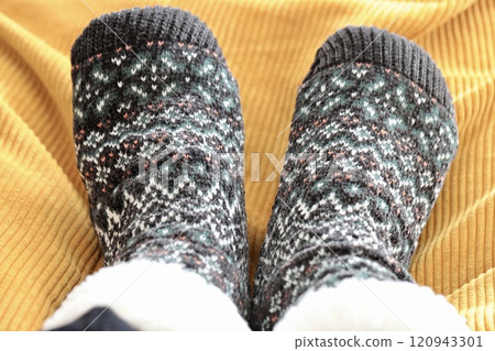 Feet wearing fluffy socks: Room socks to prevent cold 120943301