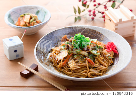 泡菜炒麵（用泡菜、五花肉和濃湯製成的炒麵） 120943316