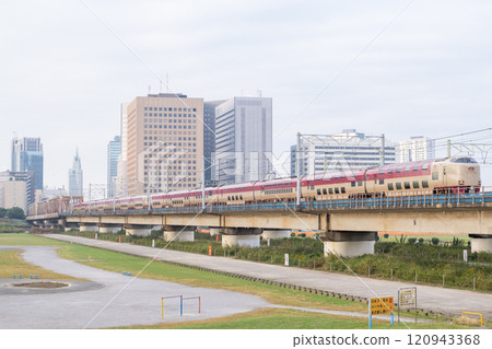 [Tokaido Main Line] Early morning sunrise over the Tama River in Seto and Izumo 120943368