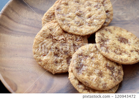 洋槐盤上烤薄薄的濕米餅 120943472