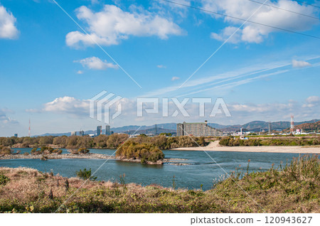 大阪府枚方市初冬的淀川 大阪府枚方市初冬的淀川 120943627