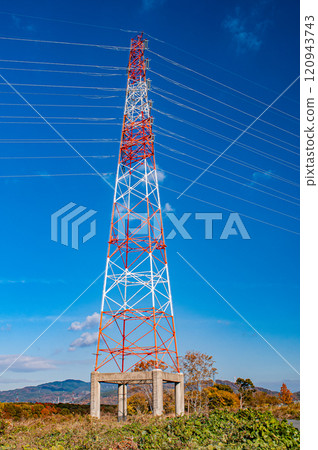 初冬，大阪府枚方市淀川河床上矗立的輸電線路塔 120943743