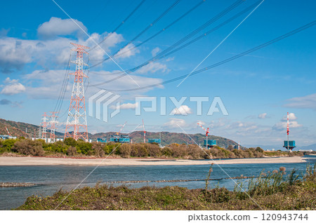 Yodo River in early winter, power line tower, Hirakata City, Osaka Prefecture Yodo River in early winter, power line tower, Hirakata City, Osaka Prefecture 120943744