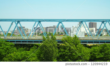 初夏時節橫跨江戶川的葛飾橋 120944219