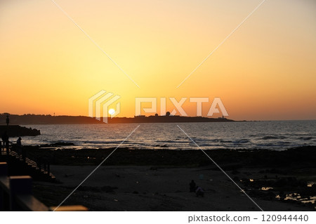 台灣富貴角燈塔夕陽海岸風光 台灣富貴角燈塔夕陽海岸風光 120944440