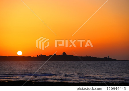台灣富貴角燈塔夕陽海岸風光 台灣富貴角燈塔夕陽海岸風光 120944443