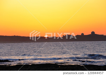 台灣富貴角燈塔夕陽海岸風光 120944457