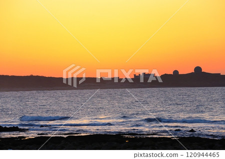 台灣富貴角燈塔夕陽海岸風光 120944465