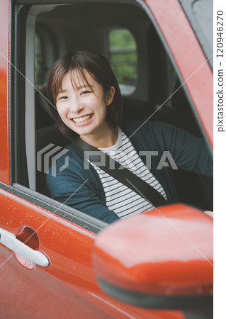 微笑的年輕女子騎車 120946270
