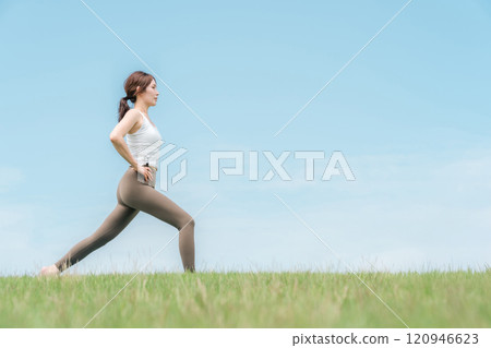 年輕的亞洲女性在藍天下做瑜珈、皮拉提斯和伸展運動 120946623