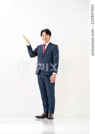 20多歲的商人握著他的手 120947003