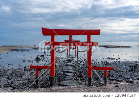 Tara Town, Saga Prefecture: Underwater torii gates standing in the shallows of the Ariake Sea at low tide in autumn Tara Town, Saga Prefecture: Underwater torii gates standing in the shallows of the Ariake Sea at low tide in autumn 120947187