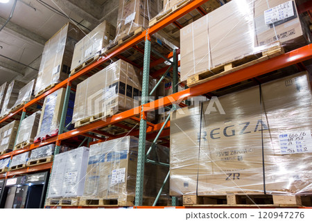 東京町田市小山丘京王相模原線玉坂站東口玉坂街的 Costco，巨大的貨架上陳列著 120947276