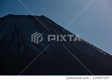 富士山,山面在早晨的陽光下閃閃發光 富士山,山面在早晨的陽光下閃閃發光 120947297