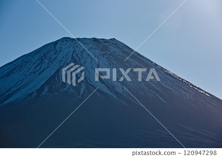 富士山,山面在早晨的陽光下閃閃發光 富士山,山面在早晨的陽光下閃閃發光 120947298