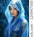 穿著雨衣站在雨中的東方女人 120947300