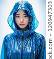 穿著雨衣站在雨中的東方女人 120947303