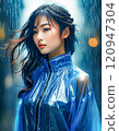 穿著雨衣站在雨中的東方女人 120947304