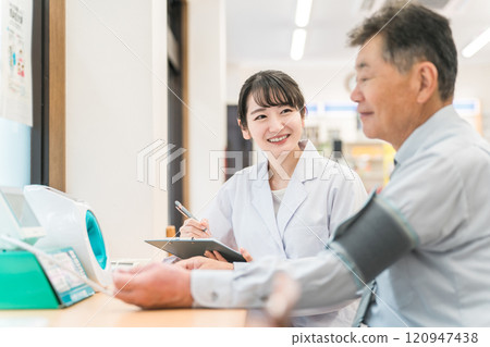 在醫院/診所進行全面體檢/健康檢查的男人和醫生（血壓） 120947438