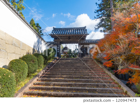 The gate of the 26th temple, Daikeiji Gaya-in, on Mt. Otani, in Miki City, Hyogo Prefecture, where the autumn leaves are beautiful 120947473