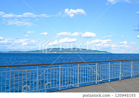 從東京九州渡輪駛過四國海岸的景色 120948193