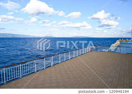 橫渡太平洋的東京九州渡輪的甲板 120948194