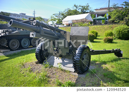 Vehicles exhibited at the Chubu Ground Self-Defense Force Fuji School commemorative event, 105mm M2A1 howitzer, Oyama Town, Shizuoka Prefecture 120948520