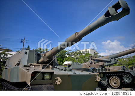 Vehicles exhibited at the Chubu Ground Self-Defense Force Fuji School commemorative event, Type 75 155mm self-propelled howitzer image, Oyama Town, Shizuoka Prefecture (2) 120948531