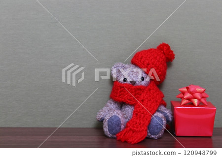泰迪熊和紅色禮物盒[別緻，簡單，複製空間] 120948799