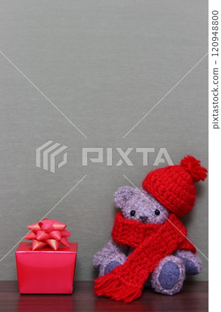 泰迪熊和紅色禮物盒[別緻，簡單，複製空間] 120948800