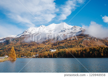 瑞士恩嘎丁地區的湖泊與秋葉 120948938