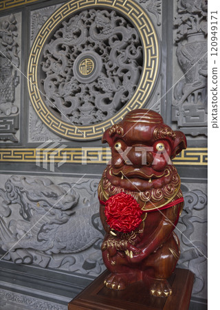 decorative lion statue in traditional architecture 120949171
