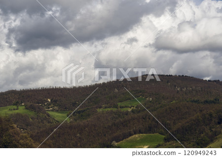 panoramic view of the Apennine hills of central Italy 120949243