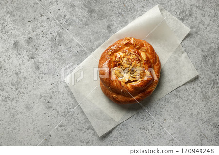freshly baked caramel roll 120949248