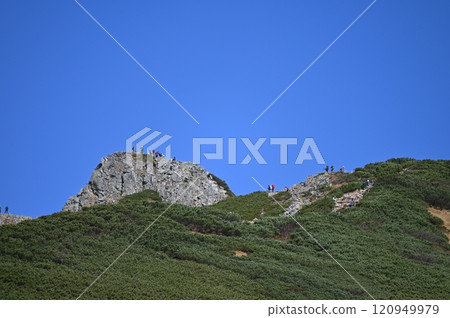 長野縣的秋天，新穗高，上高地，奧飛驒，西穗丸山，穗高山的風景，晴朗的天空和登山者 120949979