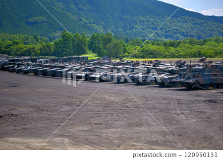 中部/日本陸上自衛隊/富士學校紀念活動/檢閱儀式前等待的車輛、壯觀的裝備景觀/靜岡縣小山町 120950131