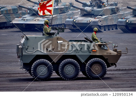 日本中部陸上自衛隊富士學校紀念活動，87式偵察警戒車行進檢閱儀式，靜岡縣小山町 120950134