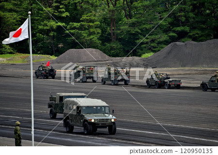 日本中部陸上自衛隊、富士學校紀念活動、檢閱儀式形象、高機動車輛（大型巡洋艦）、靜岡縣小山町 120950135
