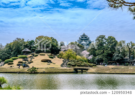 [Japan's Three Greatest Gardens] Special Place of Scenic Beauty: Spring in Korakuen - Yuishinzan and Okayama Castle across the pond 6 - Kita-ku, Okayama City, Okayama Prefecture 120950348