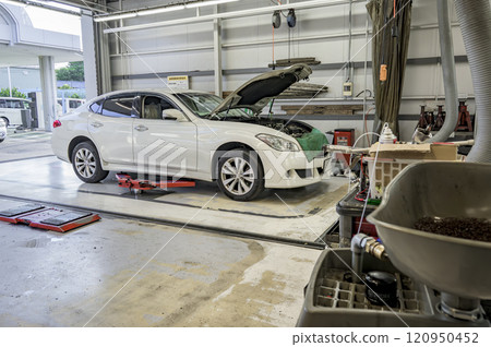 Automobile repair shop 120950452