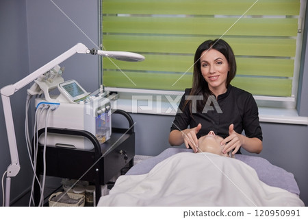 Facial Peel, Peel Procedure, Enzyme Therapy. Beauty specialist applies enzyme mask and retinol treatment using facial brush for peel procedure. Facial Peel, Peel Procedure, Enzyme Therapy. Beauty specialist applies enzyme mask and retinol treatment using facial brush for peel procedure. 120950991