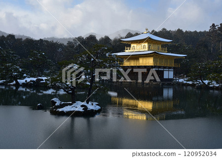 京都，金閣寺的雪景，飄落的粉雪 120952034