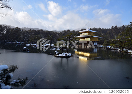 京都，金閣寺的雪景，飄落的粉雪 120952035