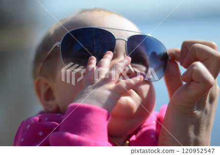 Little girl in big sunglasses 120952547