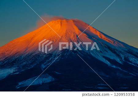 Yamanashi Prefecture: Mt. Fuji dyed red by the morning sun 120953358