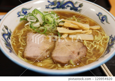 來自北海道旭川市老字號拉麵店「天金拉麵屋」的醬油拉麵。醬油味濃鬱，口感傳統。 120954920