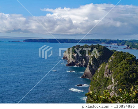 Cape Tomyozaki as seen from the peninsula on which a hotel stands in Katsuura City, Wakayama Prefecture 120954986