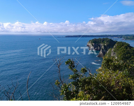 從和歌山縣勝浦市酒店所在的半島看到的豐明崎 120954987